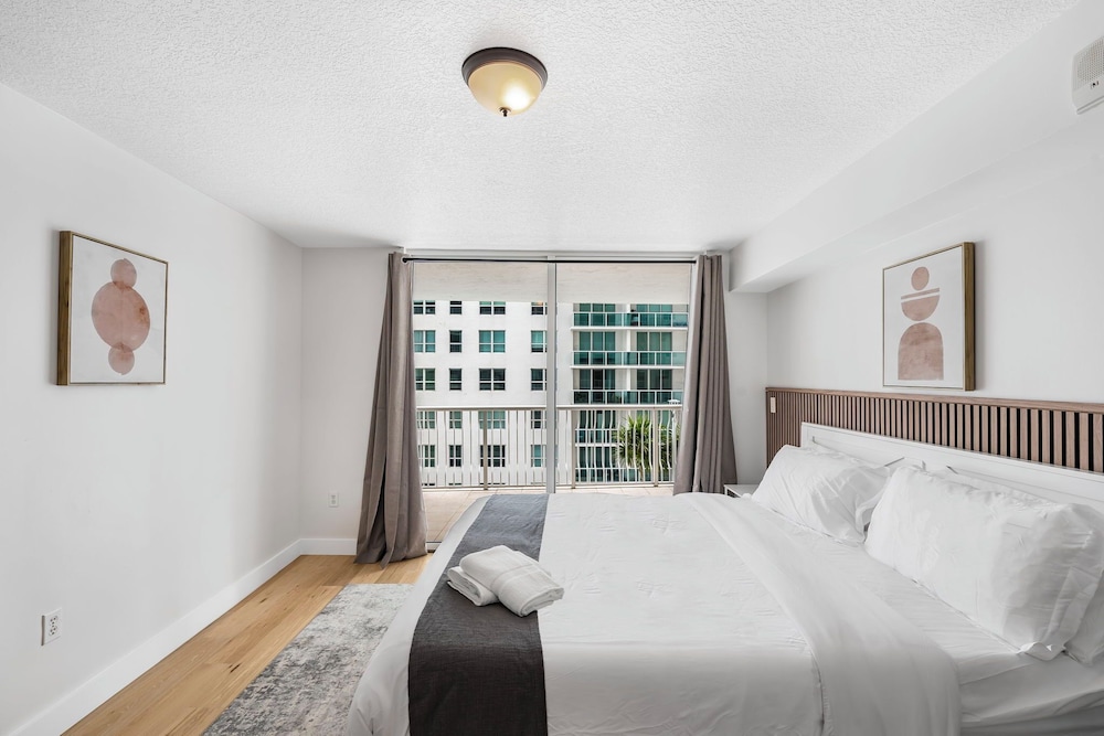 Luxury Condo, 1 Bedroom, City View photo 3