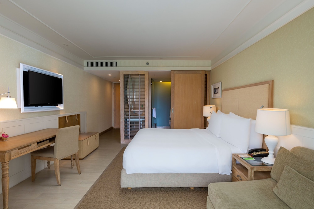 Deluxe Room, 1 King Bed (Ocean Facing) photo 3