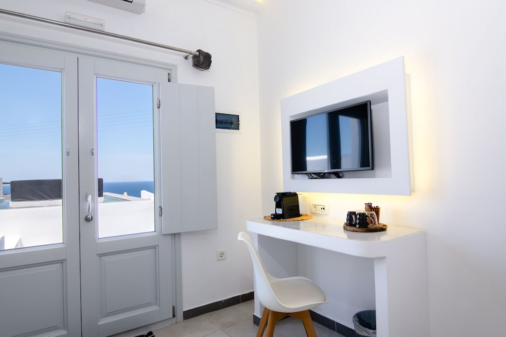 Deluxe Suite with plunge pool and sea view - Photo 9