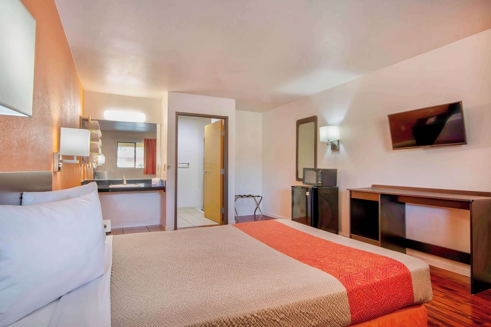 Standard Room, 1 Queen Bed, Accessible, Non Smoking - Photo 7