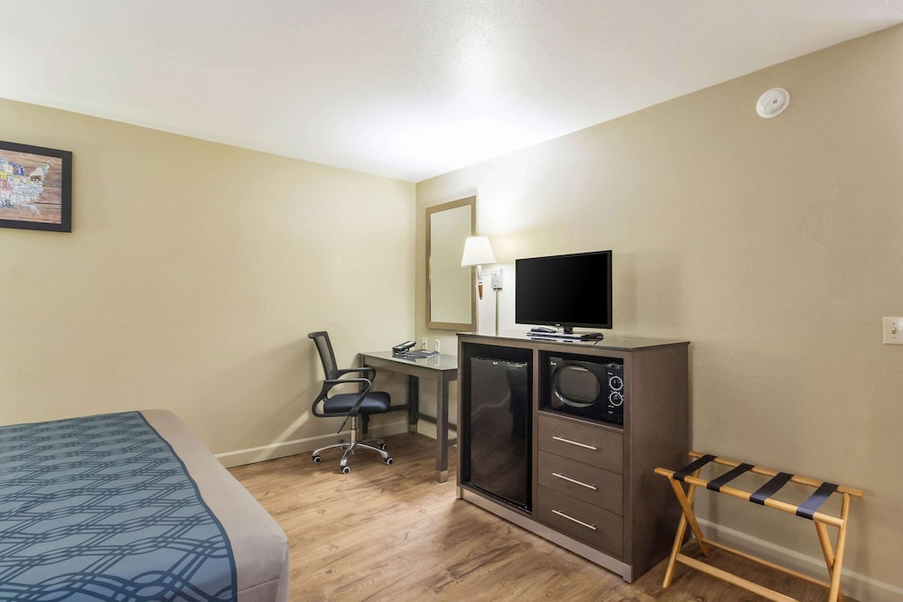 Standard Room, 1 King Bed, Refrigerator & Microwave - Photo 7