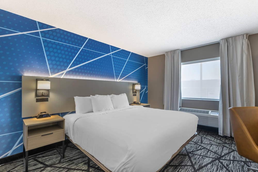 Standard Room, 1 King Bed, Non Smoking - Photo 1