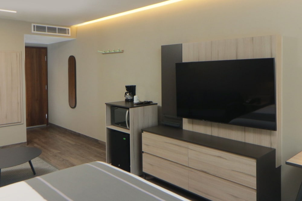 Suite, 1 Bedroom, Balcony - Photo 2