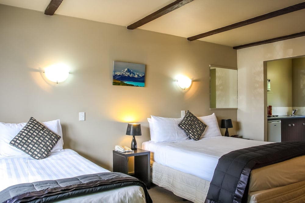 Classic Studio (1 Queen & 1 Single Bed) photo 2