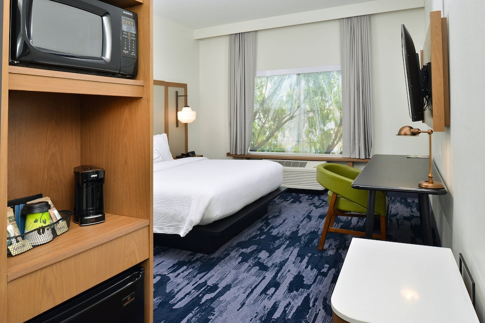 Room, 1 King Bed (Mobility Accessible, Roll-In Shower) - Photo 2