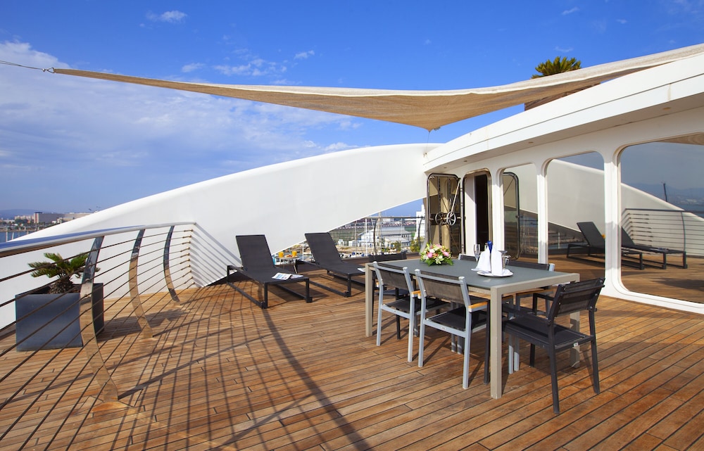 Luxury Penthouse, 1 King Bed, Ocean View photo 3