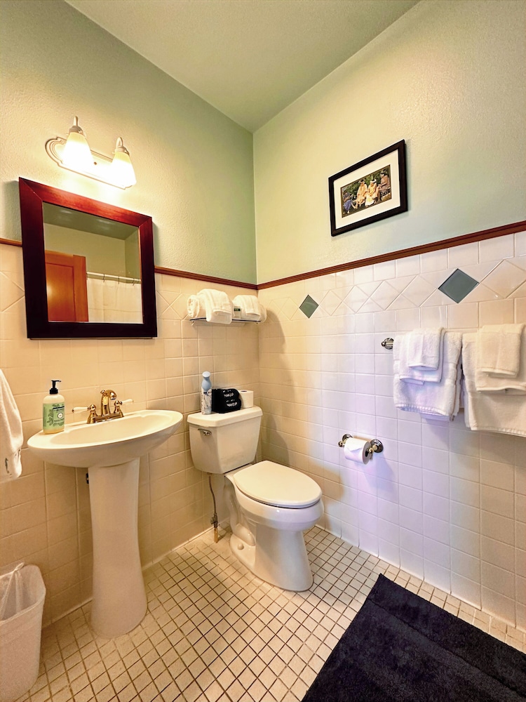 Classic Quadruple Room, 2 Queen Beds, Park View photo 2