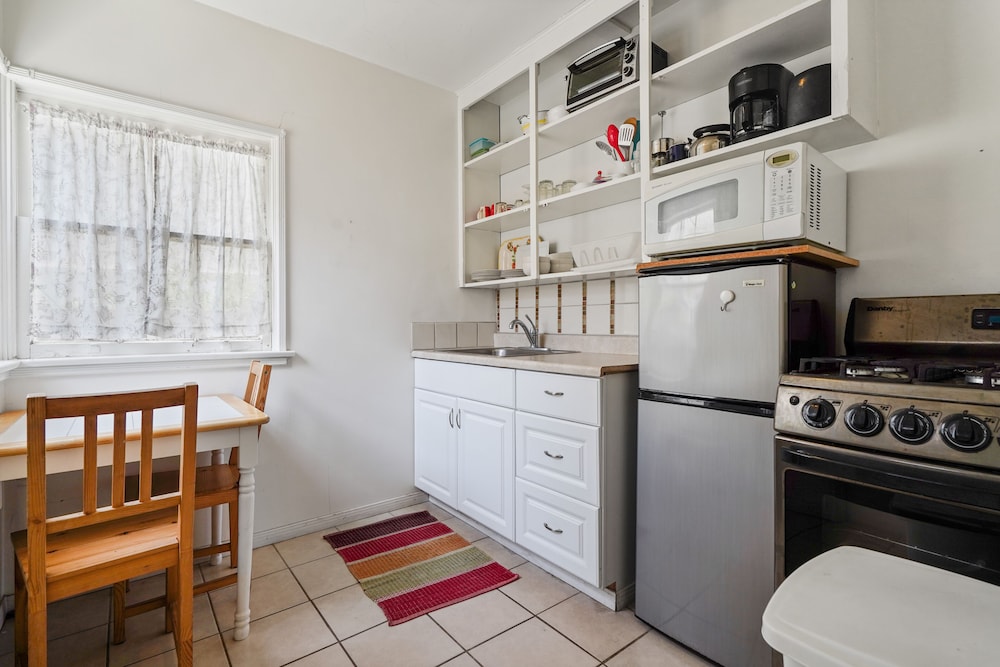Classic Studio Suite, 1 Queen Bed, Kitchen photo 3