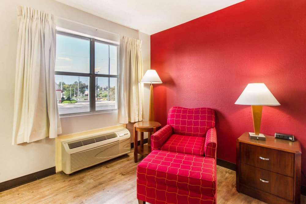 Standard Room, 1 King Bed, Non Smoking - Photo 8