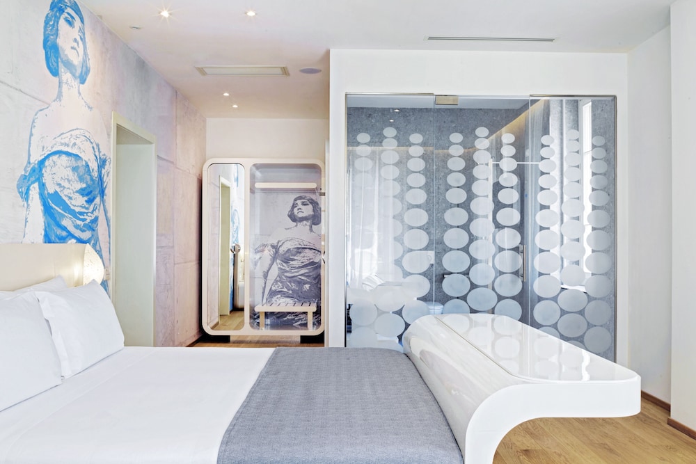 Deluxe Room, 1 King Bed with Sofa bed photo 2
