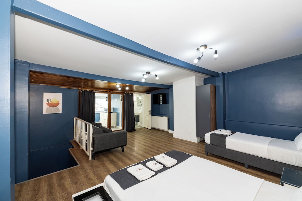 L) SUITE WITH CITY VIEW photo 2