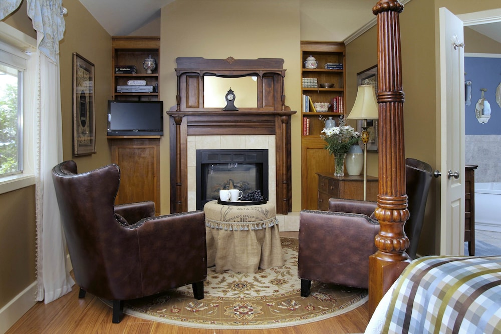 Luxury Suite, 1 King Bed, Private Bathroom (Regal Suite - 1st Floor) photo 2