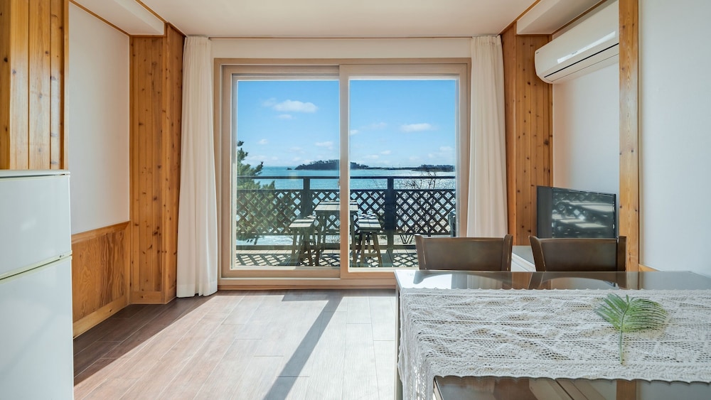 Basic Room, 1 Bedroom (Room 202(Ocean View /BBQ /Terras))
