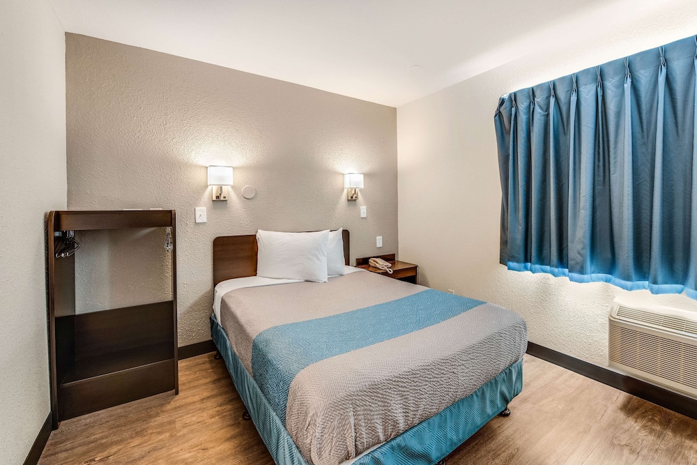 Deluxe Single Room, 1 Double Bed, Roll-in Shower, Non Smoking photo 3