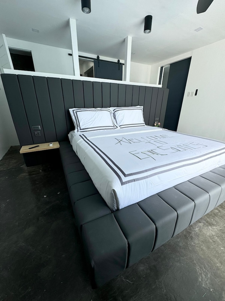 Executive Suite - Photo 17
