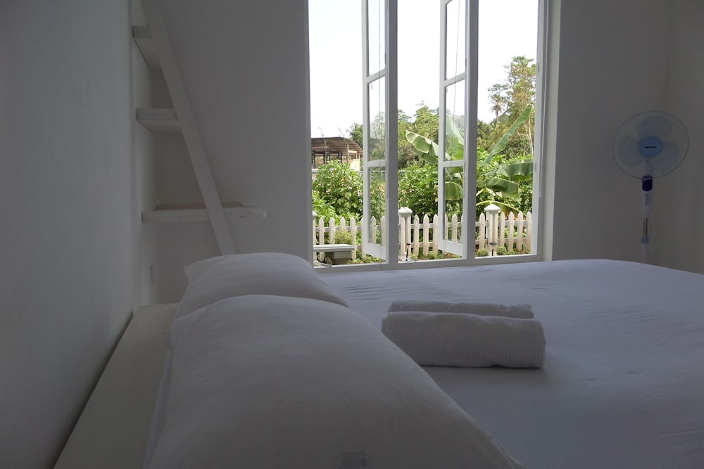 Luxury Apartment, 1 King Bed, Garden View, Garden Area photo 2