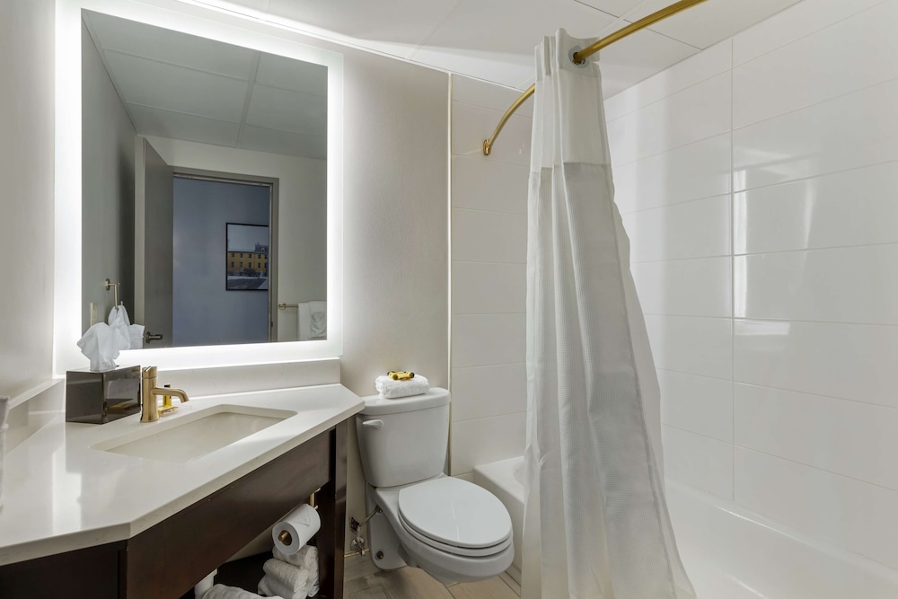 Suite, 2 Queen Beds, Non Smoking, Refrigerator & Microwave photo 3