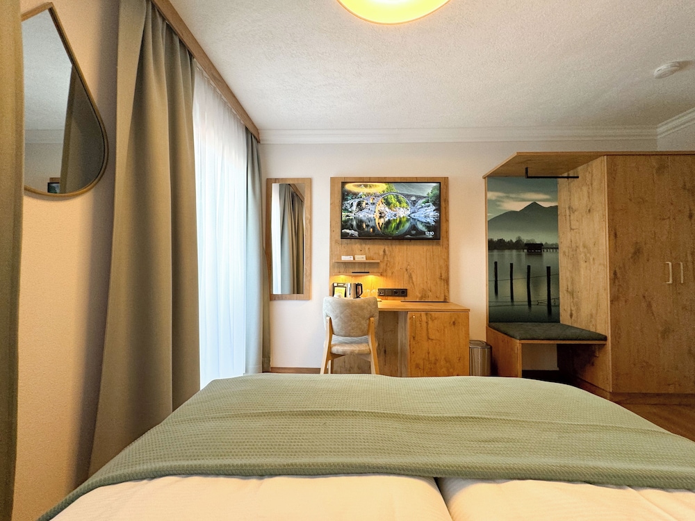 Panoramic Double Room, 1 Queen Bed, Balcony, Lakeside photo 3