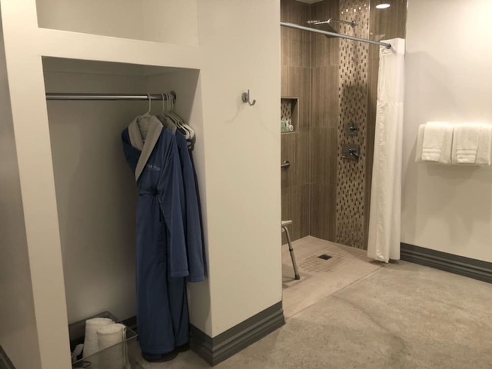 Comfort Room, 1 King Bed, Accessible - Photo 6