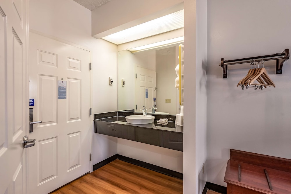 Deluxe Room, 2 Double Beds, Smoking, Refrigerator & Microwave - Photo 2