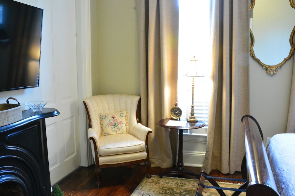 Deluxe Suite, 1 Queen Bed, Private Bathroom, Ground Floor