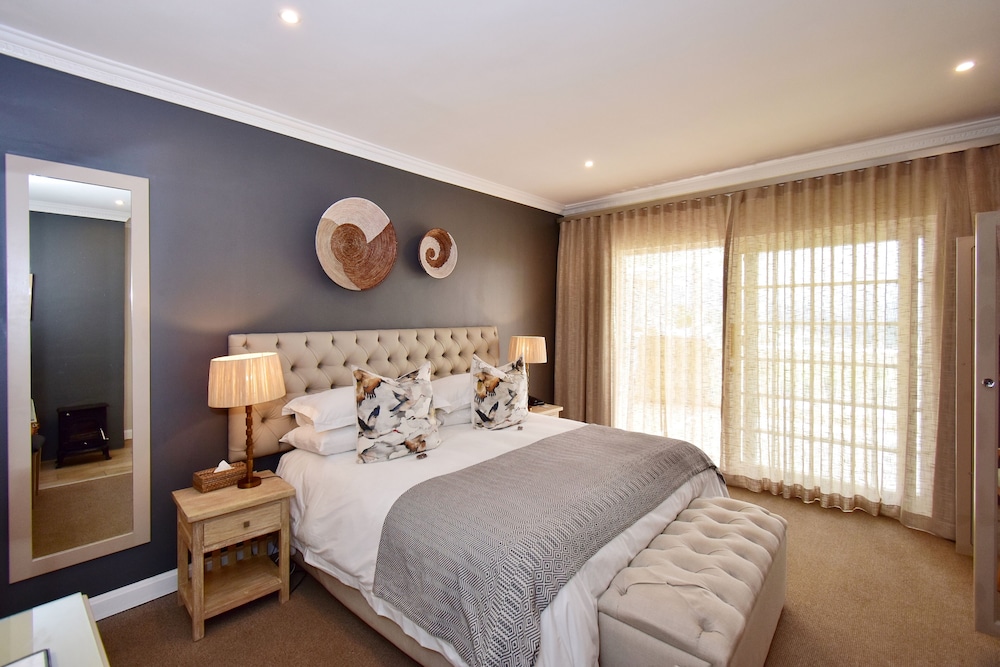 Executive Suites Top Floor w Fireplace