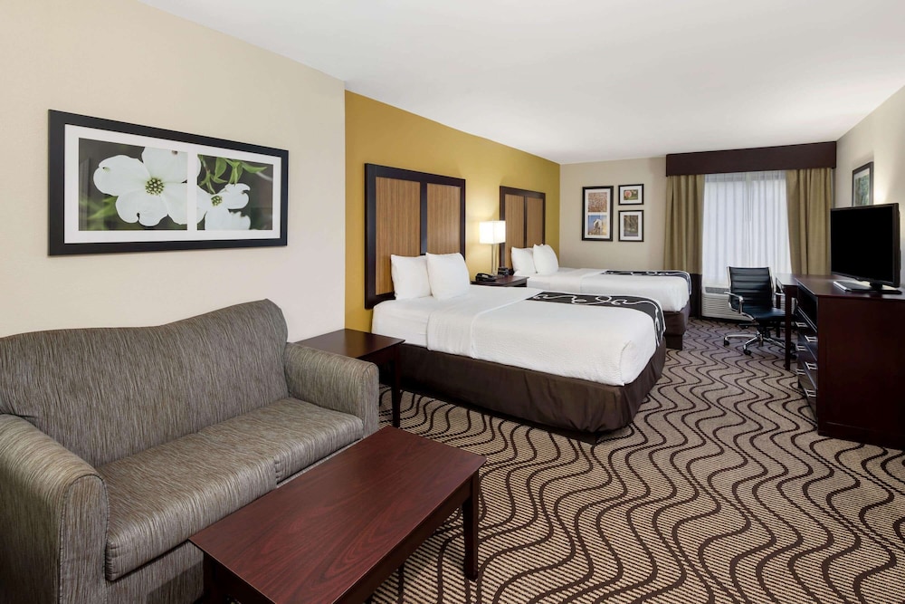 Deluxe Room, 2 Queen Beds, Non Smoking - Photo 2