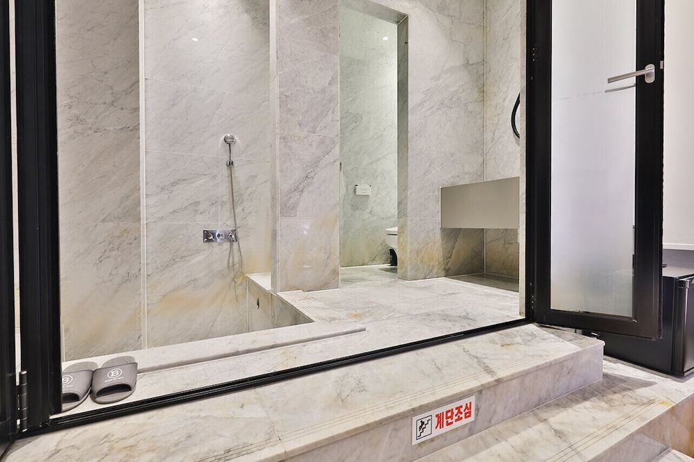 Suite - Photo 3