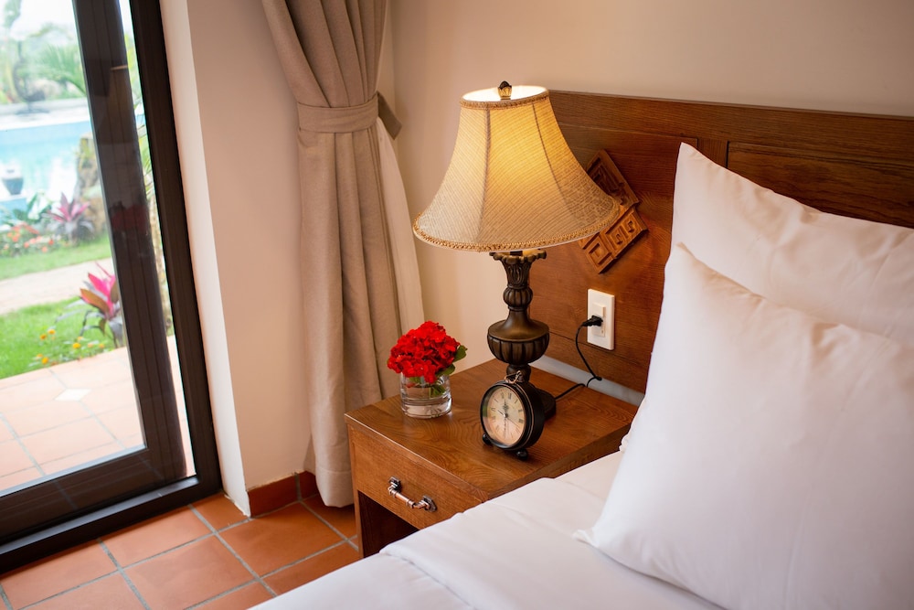 King Room, Pool View - Photo 7
