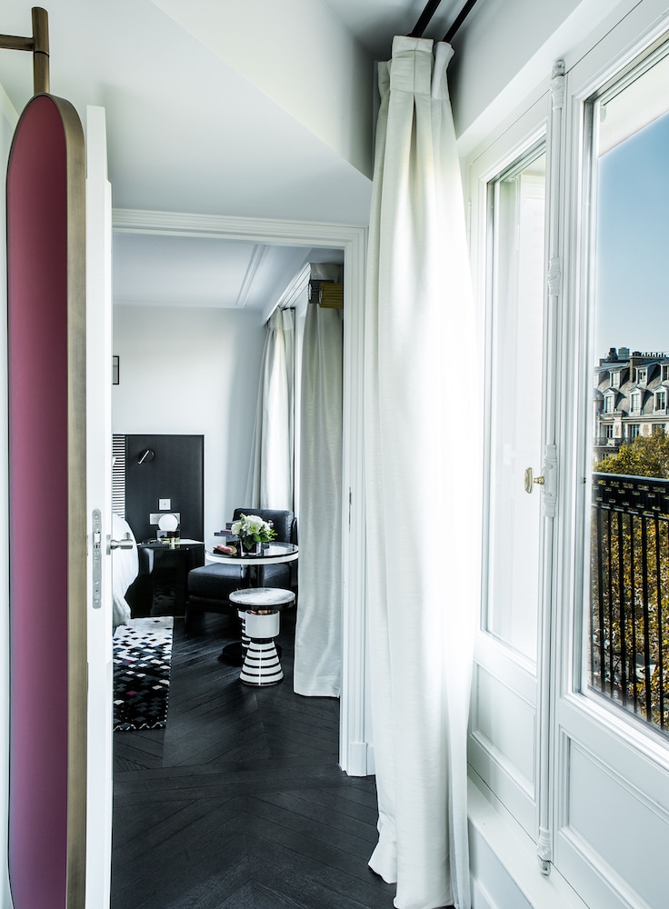 Deluxe Room Eiffel Tower View photo 3