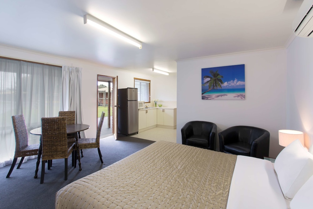 Suite, Multiple Beds, Non Smoking, Kitchenette photo 2