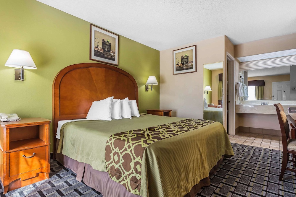 Standard Room, 1 King Bed, Non Smoking - Photo 2