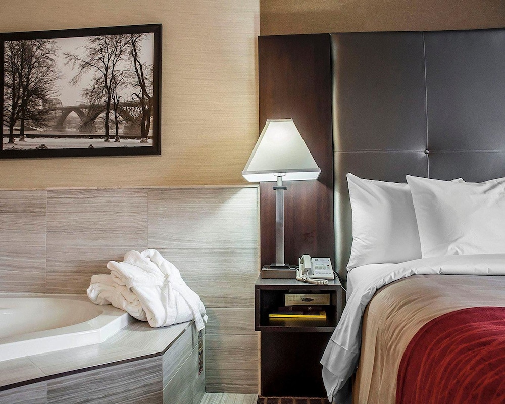Suite, 1 King Bed, Non Smoking - Photo 2