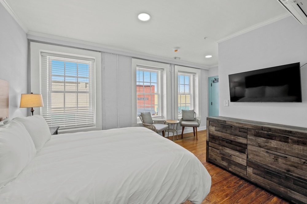 Deluxe Studio, 1 Queen Bed, Non Smoking, Kitchenette photo 1