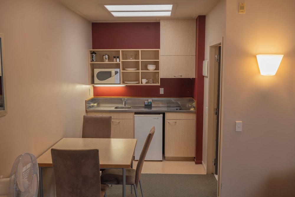 Double or Twin Room, Multiple Beds (1 Queen & 1 Single bed) thumbnail 5