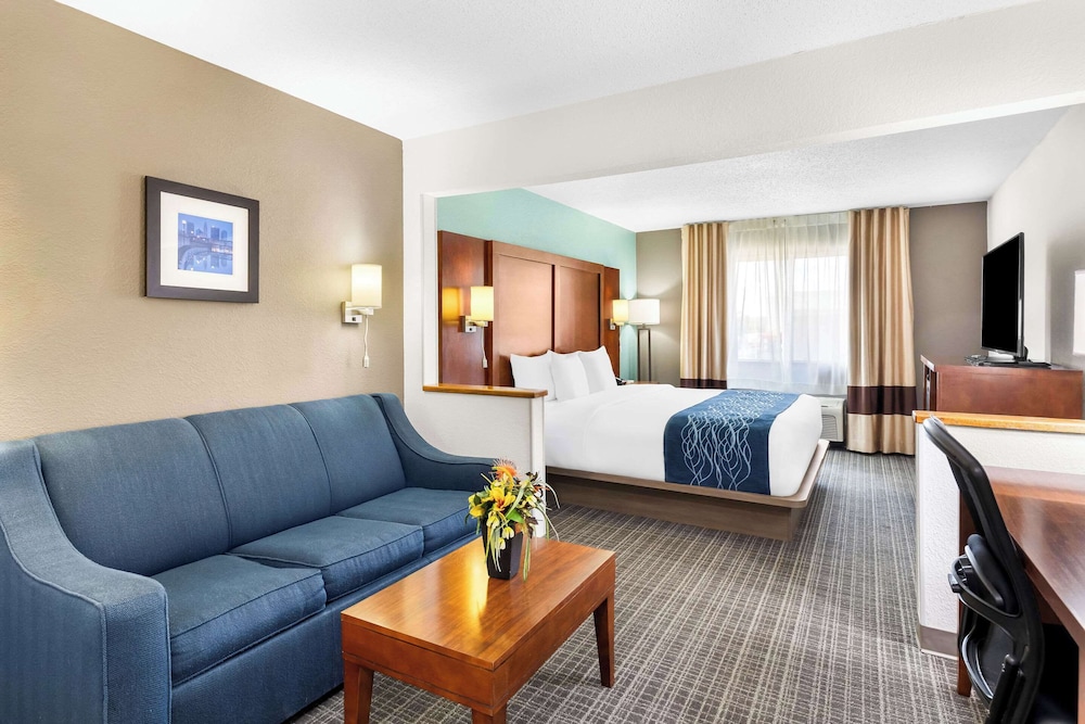 Business Suite, 1 King Bed with Sofa bed, Non Smoking (Upgrade) - Photo 1