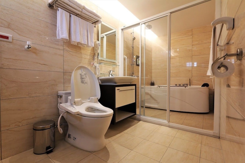 Grand Twin Room, 1 Double Bed and 1 Queen Bed photo 2