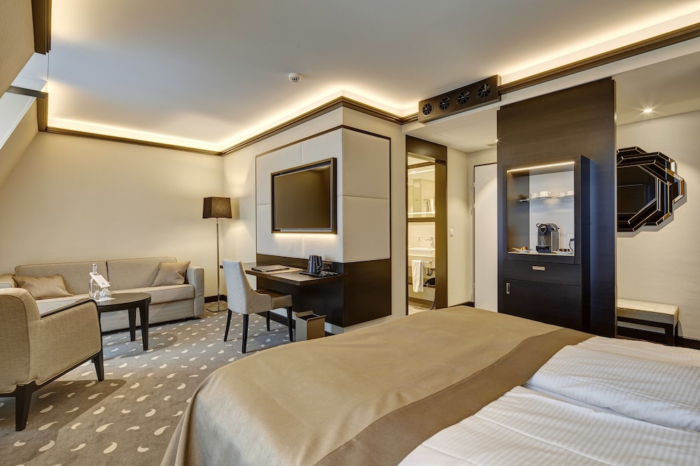 Deluxe Design Room