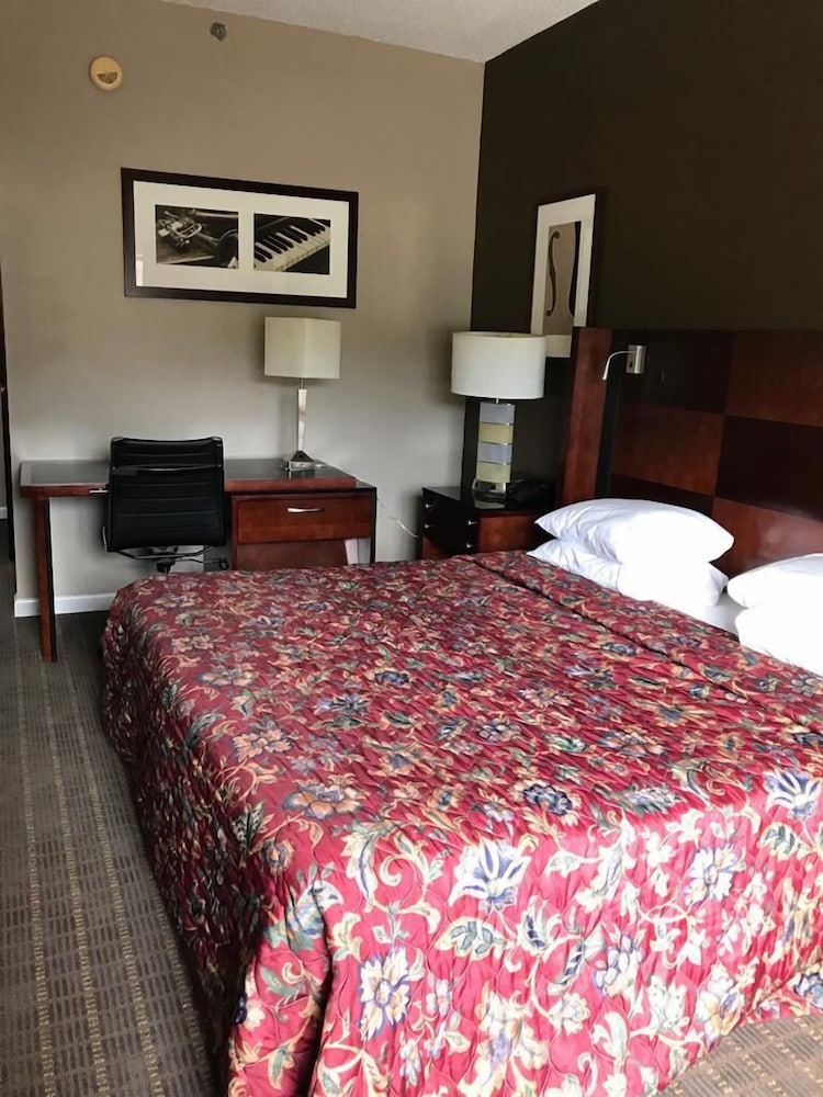 Standard Room, 1 King Bed, Smoking photo 2