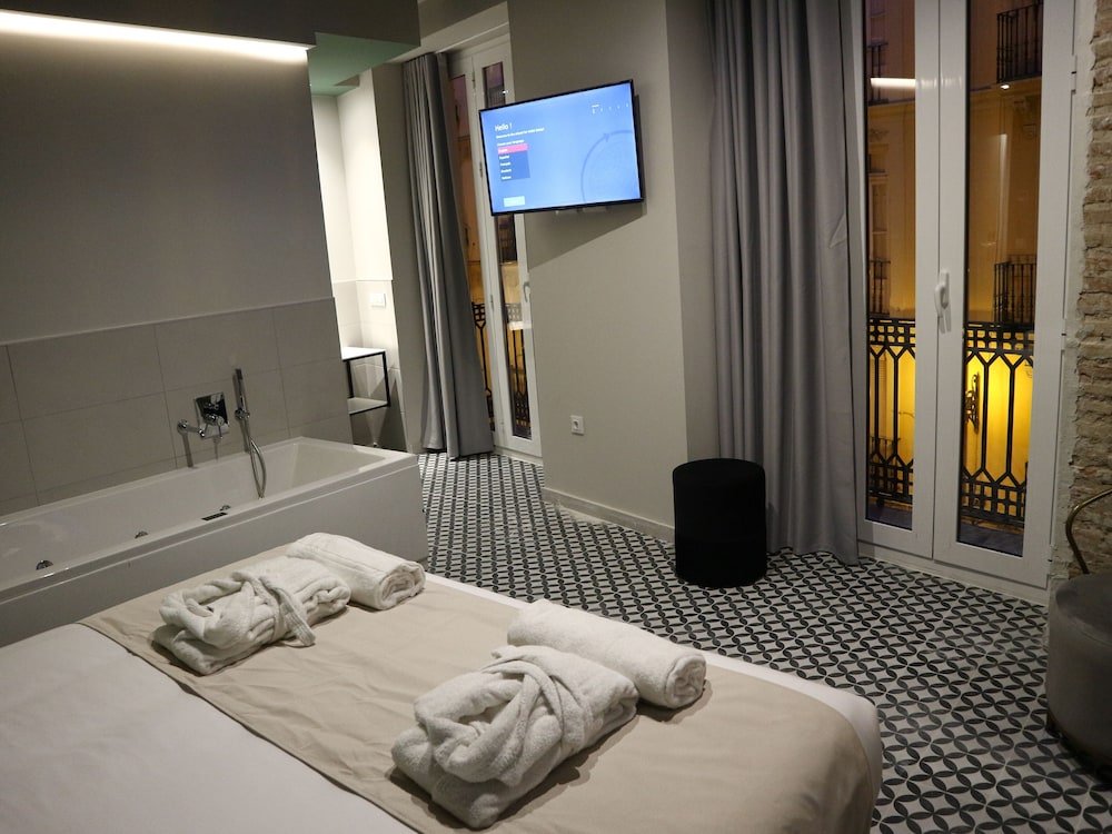 Deluxe Double Room, Hot Tub - Photo 8