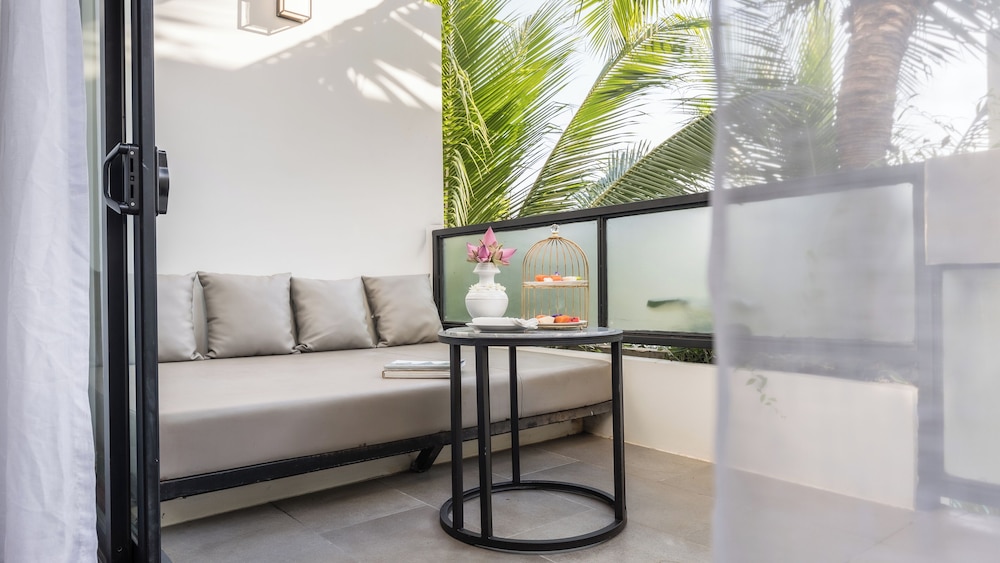 Landmark Room Free Laundry + Daily 60Min Massage + Mini Bar + Airport Pick-Up - Photo 11