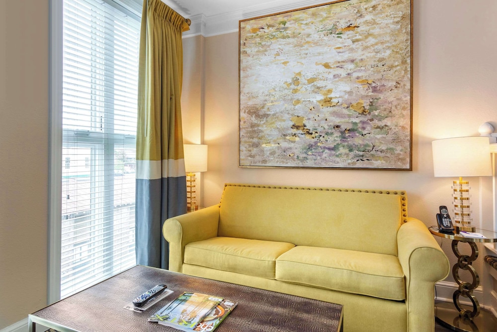 Suite, Non Smoking (2 Double Beds) - Photo 2