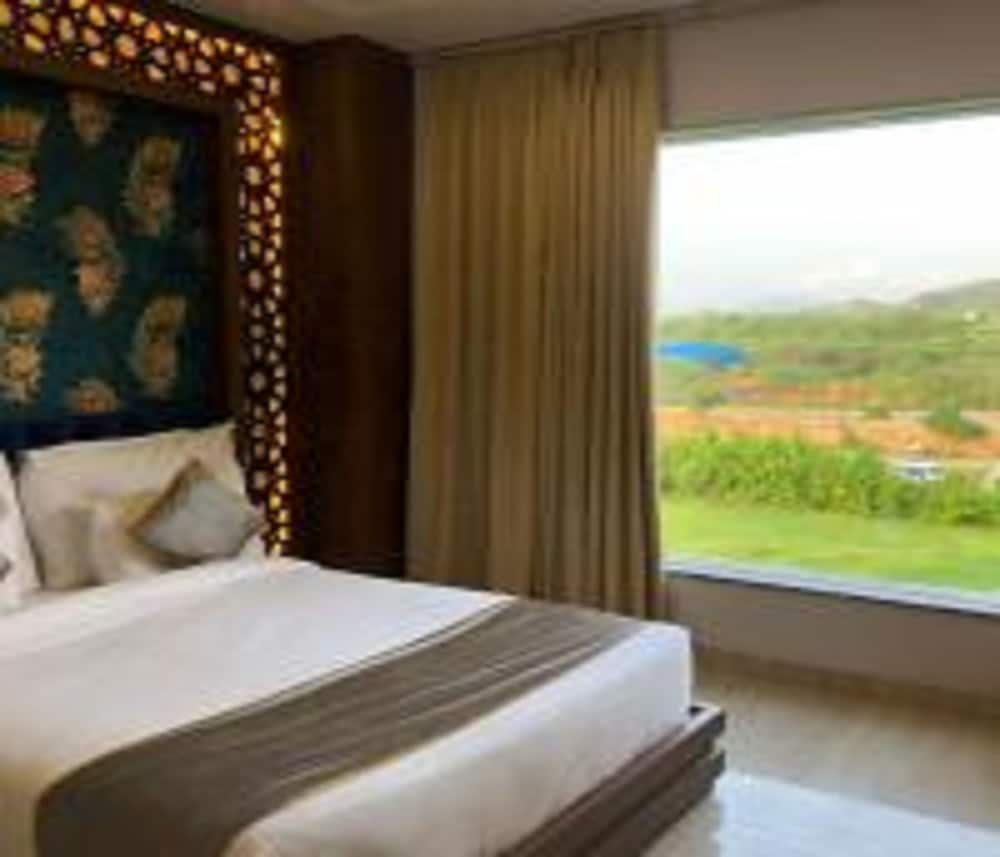 Family Suite with Bathtub - Photo 6