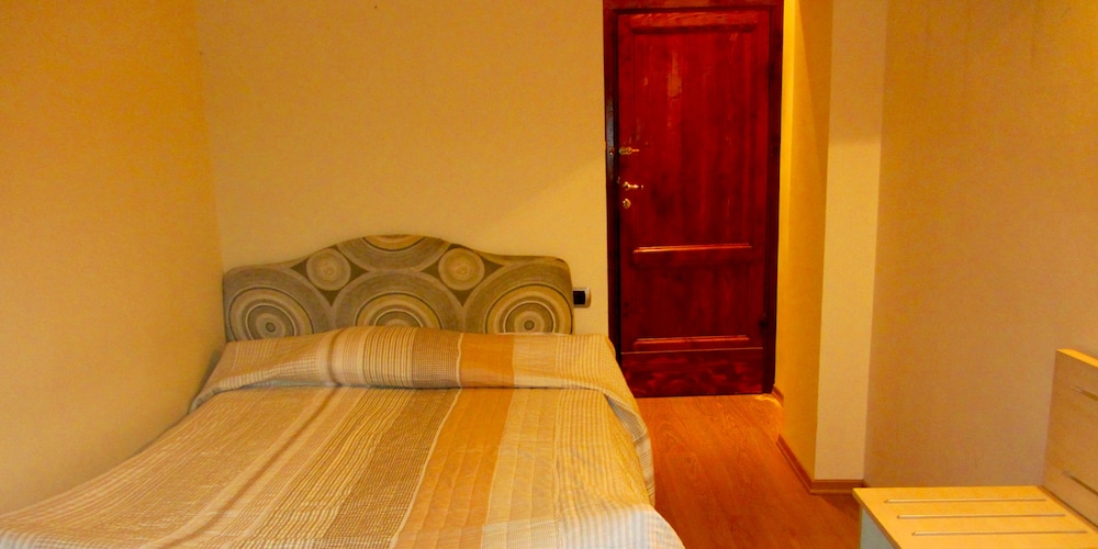 Family Room, 2 Bathrooms photo 1