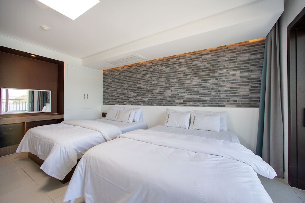 Deluxe Twin Room, 2 Queen Beds (Extra person fee 10000 KRW upon C/I) photo 3
