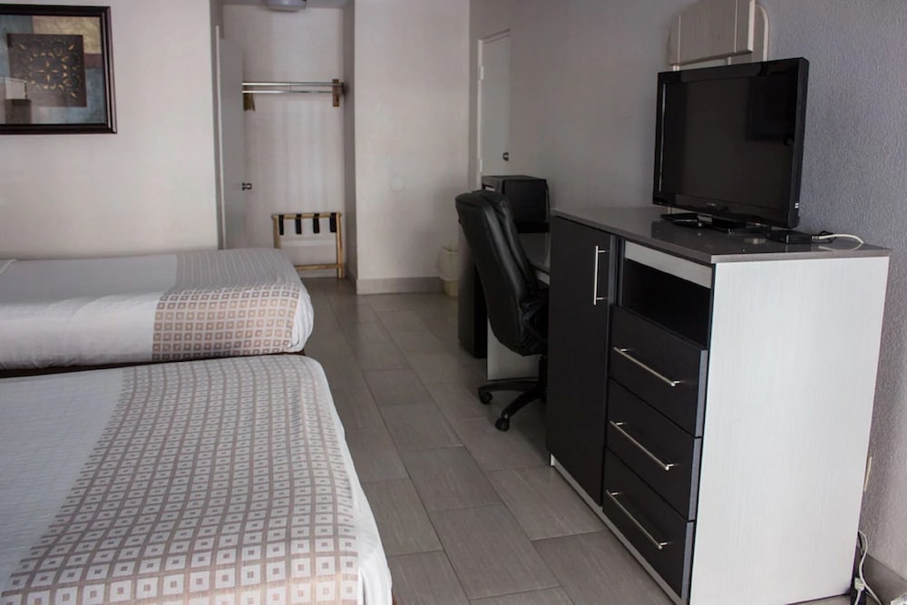 Executive Studio Suite, 1 King Bed - Photo 2