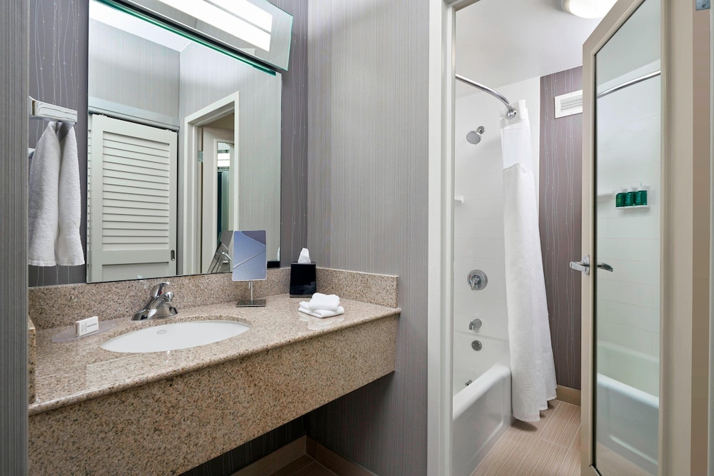 Room, 2 Queen Beds (Mobility/Hearing Accessible, Tub) - Photo 3