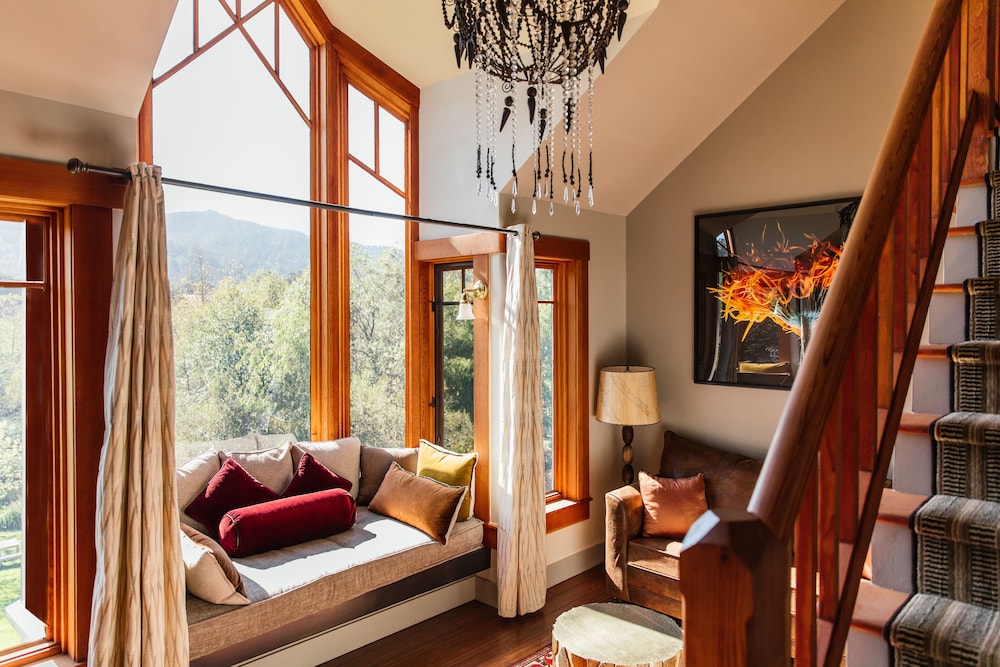 Grand Loft, 1 King Bed, Refrigerator, Garden View (The Drake Suite)