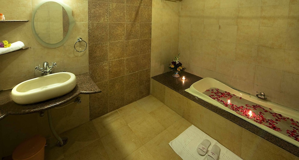 Superior Room, 1 King Bed photo 2