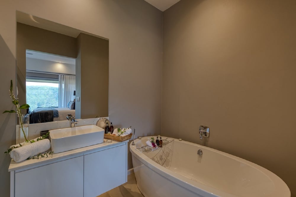 Classic Room, 1 King Bed, Balcony, Ocean View - Photo 12